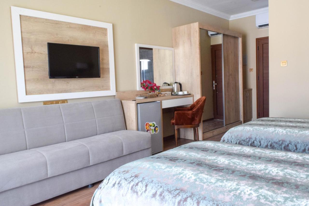 Golden Palms Guest House & Cafe ฟามากุสต้า ภายนอก รูปภาพ
