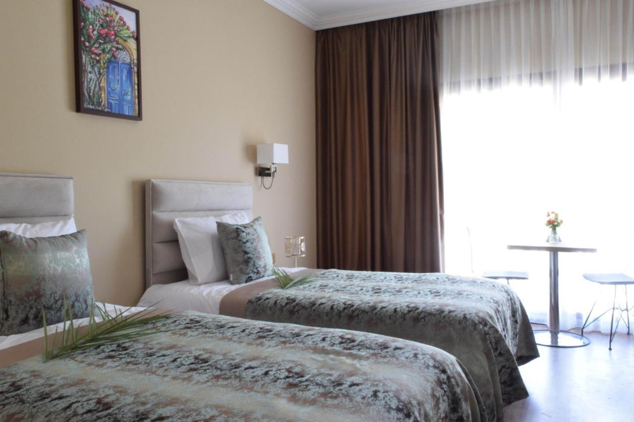 Golden Palms Guest House & Cafe ฟามากุสต้า ภายนอก รูปภาพ