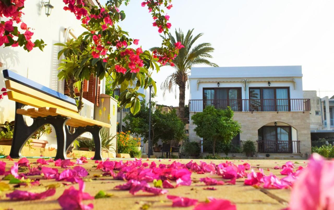Golden Palms Guest House & Cafe ฟามากุสต้า ภายนอก รูปภาพ